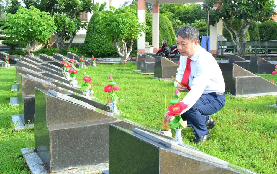 Trưởng Ban Tuyên giáo và Dân vận Thành ủy TPHCM dâng hương tại Nghĩa trang Liệt sĩ Rừng Sác Trưởng Ban Tuyên giáo và Dân vận Thành ủy TPHCM dâng hương tại Nghĩa trang Liệt sĩ Rừng Sác