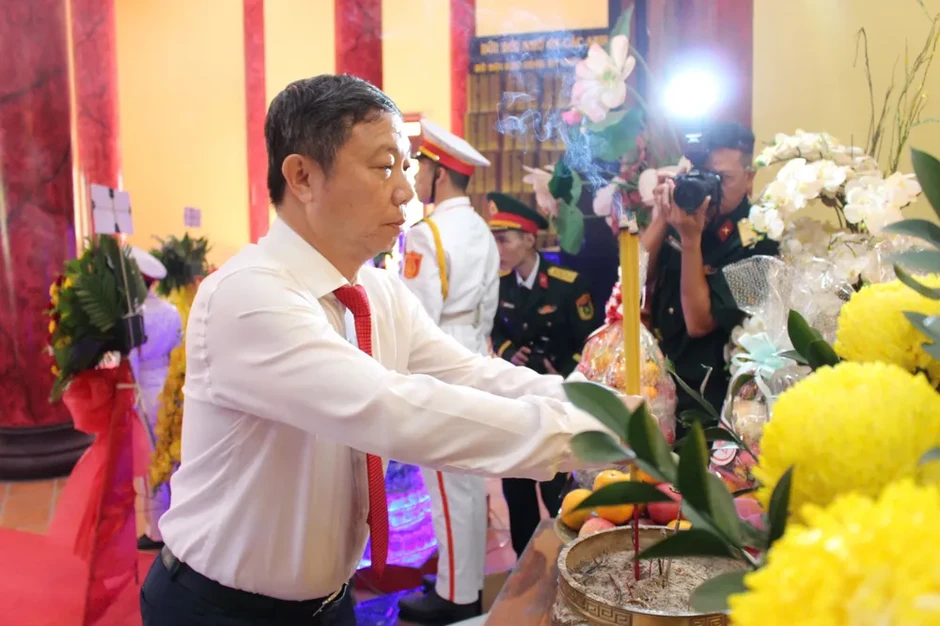 Trưởng Ban Tuyên giáo và Dân vận Thành ủy TPHCM dâng hương tại Nghĩa trang Liệt sĩ Rừng Sác Trưởng Ban Tuyên giáo và Dân vận Thành ủy TPHCM dâng hương tại Nghĩa trang Liệt sĩ Rừng Sác