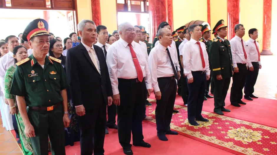Trưởng Ban Tuyên giáo và Dân vận Thành ủy TPHCM dâng hương tại Nghĩa trang Liệt sĩ Rừng Sác Trưởng Ban Tuyên giáo và Dân vận Thành ủy TPHCM dâng hương tại Nghĩa trang Liệt sĩ Rừng Sác