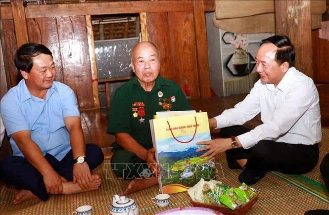 Trưởng Ban Tuyên giáo và Dân vận Trung ương tri ân các gia đình chính sách tại Tuyên Quang Trưởng Ban Tuyên giáo và Dân vận Trung ương tri ân các gia đình chính sách tại Tuyên Quang