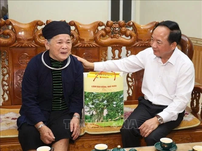 Trưởng Ban Tuyên giáo và Dân vận Trung ương tri ân các gia đình chính sách tại Tuyên Quang Trưởng Ban Tuyên giáo và Dân vận Trung ương tri ân các gia đình chính sách tại Tuyên Quang