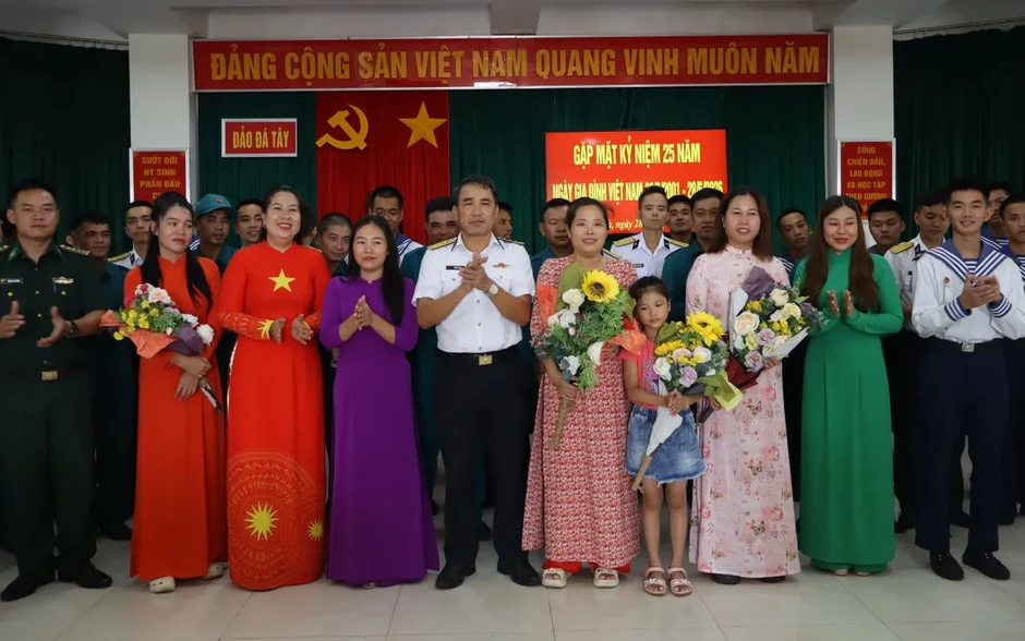 Trường Sa nơi đầu sóng: Sức sống mãnh liệt từ những mái ấm gia đình Trường Sa nơi đầu sóng: Sức sống mãnh liệt từ những mái ấm gia đình