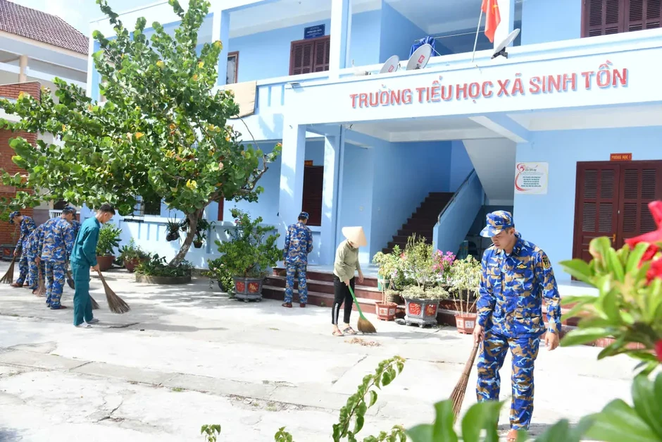 Trường Sa thu gom hơn 2.000 bao rác trong "Ngày Chủ nhật xanh"