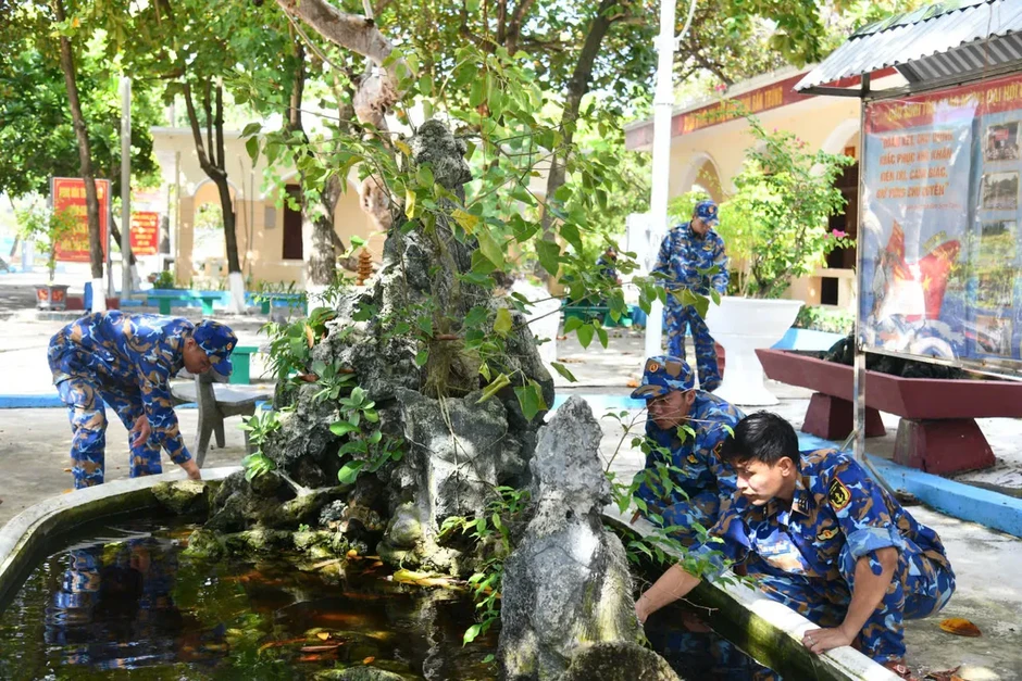 Trường Sa thu gom hơn 2.000 bao rác trong "Ngày Chủ nhật xanh"