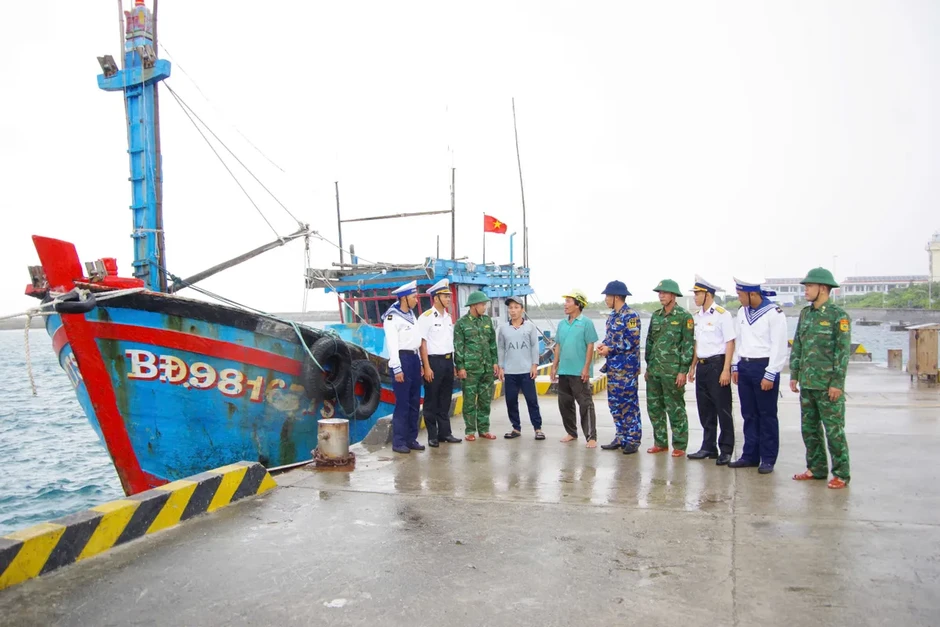 Trường Sa thu gom hơn 2.000 bao rác trong "Ngày Chủ nhật xanh"