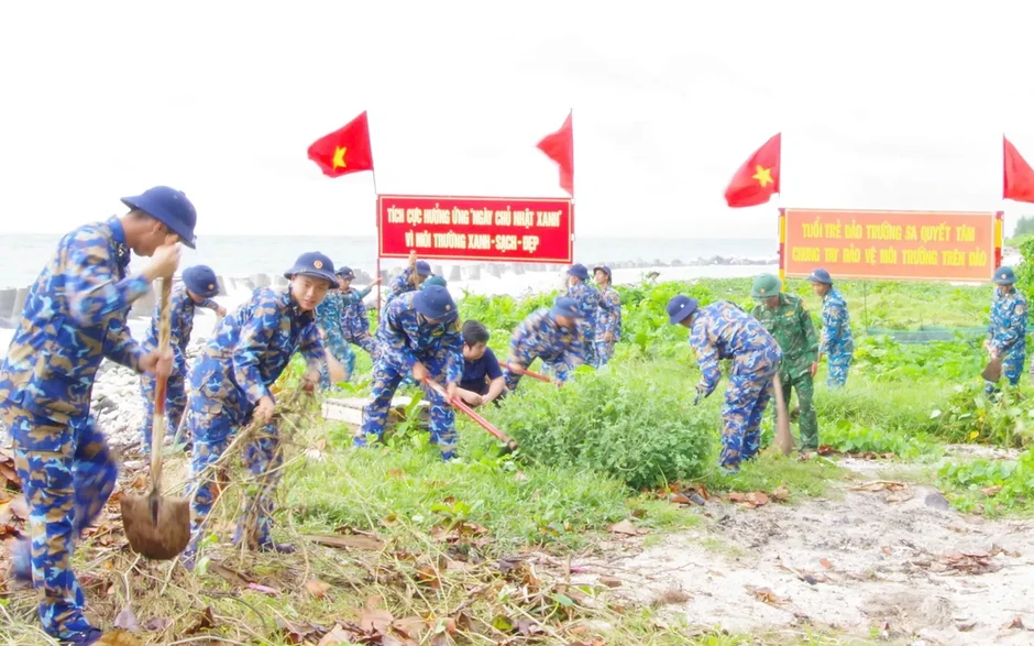 Trường Sa thu gom hơn 2.000 bao rác trong "Ngày Chủ nhật xanh"