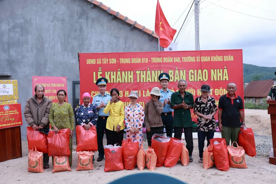Trường Sĩ quan Không quân bàn giao nhà tình nghĩa tại Đắk Lắk Trường Sĩ quan Không quân bàn giao nhà tình nghĩa tại Đắk Lắk