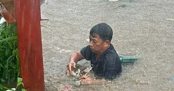 Trưởng thôn ở Đắk Lắk xuống cống vớt rác giữa mưa lớn