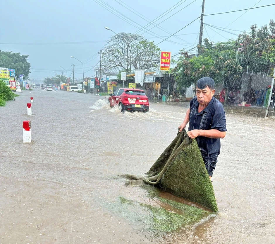 Trưởng thôn ở Đắk Lắk xuống cống vớt rác giữa mưa lớn