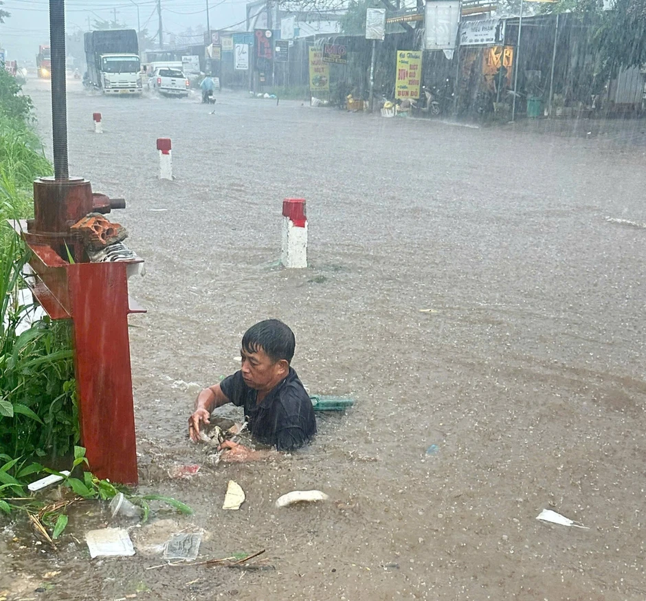 Trưởng thôn ở Đắk Lắk xuống cống vớt rác giữa mưa lớn