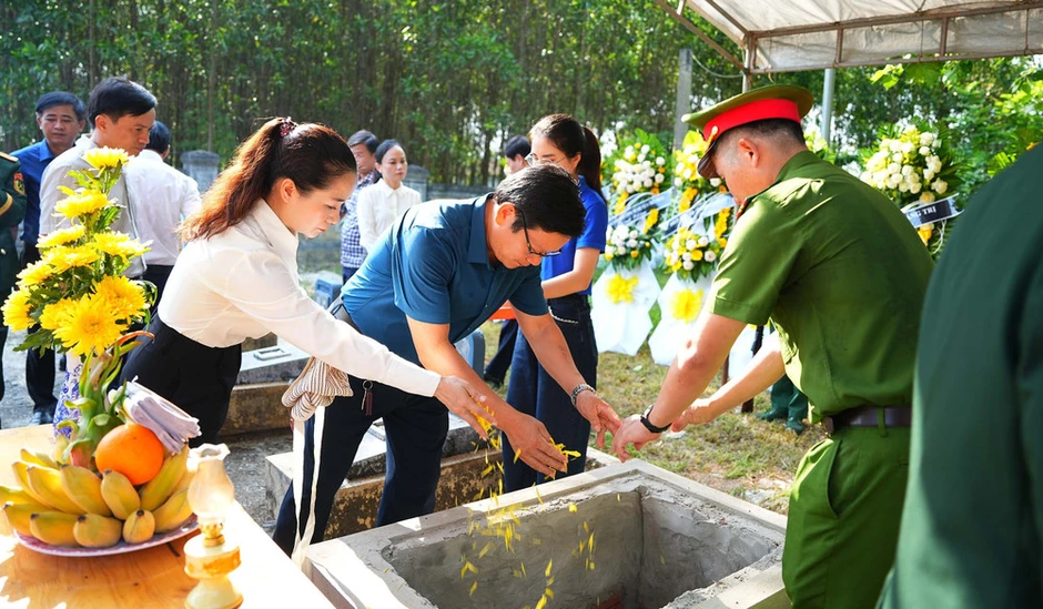 Truy điệu, an táng hài cốt liệt sĩ tìm thấy ở cao điểm 278, tỉnh Quảng Trị Truy điệu, an táng hài cốt liệt sĩ tìm thấy ở cao điểm 278, tỉnh Quảng Trị