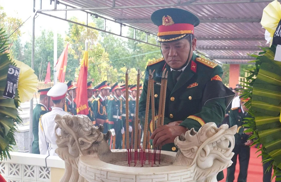 Truy điệu và an táng 4 hài cốt liệt sĩ được tìm thấy tại hang Đá Sập, Đà Nẵng Truy điệu và an táng 4 hài cốt liệt sĩ được tìm thấy tại hang Đá Sập, Đà Nẵng