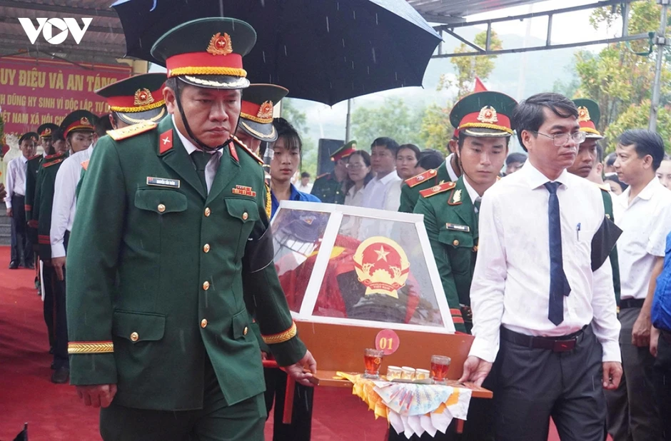 Truy điệu và an táng 4 hài cốt liệt sĩ được tìm thấy tại hang Đá Sập, Đà Nẵng Truy điệu và an táng 4 hài cốt liệt sĩ được tìm thấy tại hang Đá Sập, Đà Nẵng