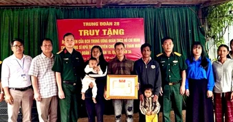 Truy tặng bằng khen của Trung ương Đoàn cho chiến sĩ quên mình cứu hai người