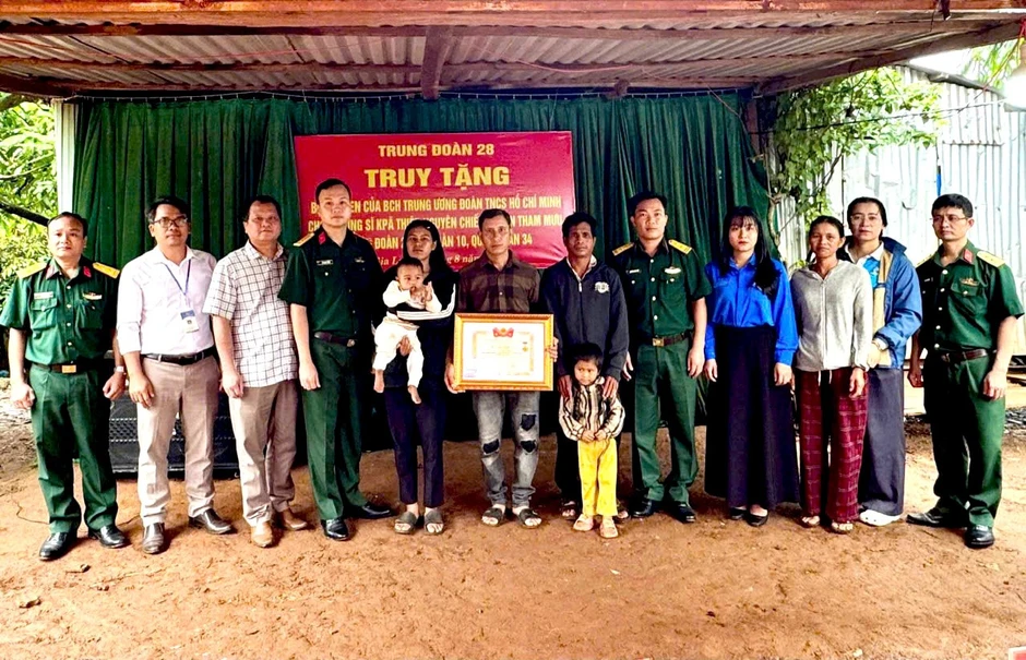 Truy tặng bằng khen của Trung ương Đoàn cho chiến sĩ quên mình cứu hai người Truy tặng bằng khen của Trung ương Đoàn cho chiến sĩ quên mình cứu hai người