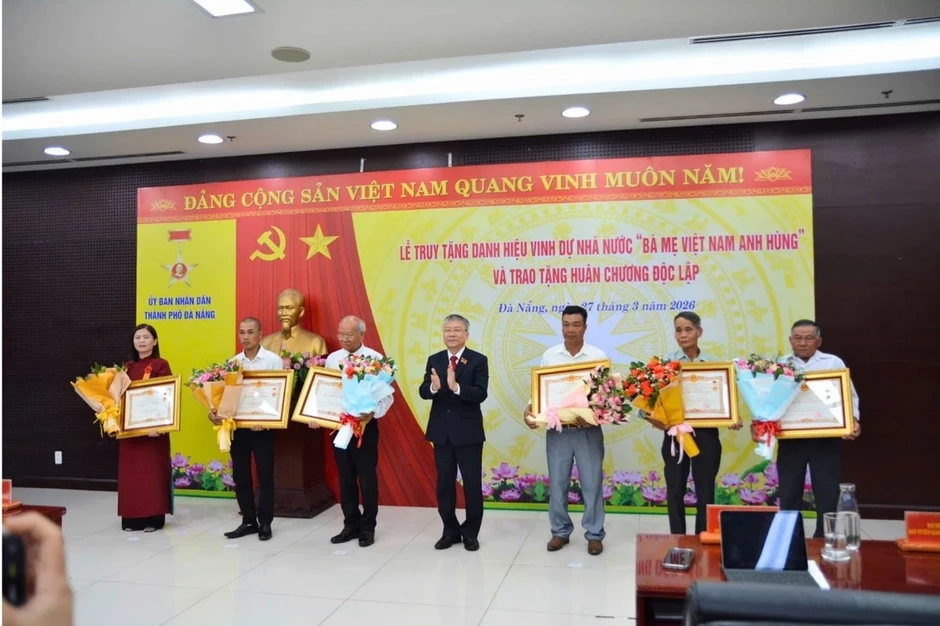 Truy tặng danh hiệu 'Bà mẹ Việt Nam Anh hùng' cho 12 mẹ liệt sĩ Truy tặng danh hiệu 'Bà mẹ Việt Nam Anh hùng' cho 12 mẹ liệt sĩ