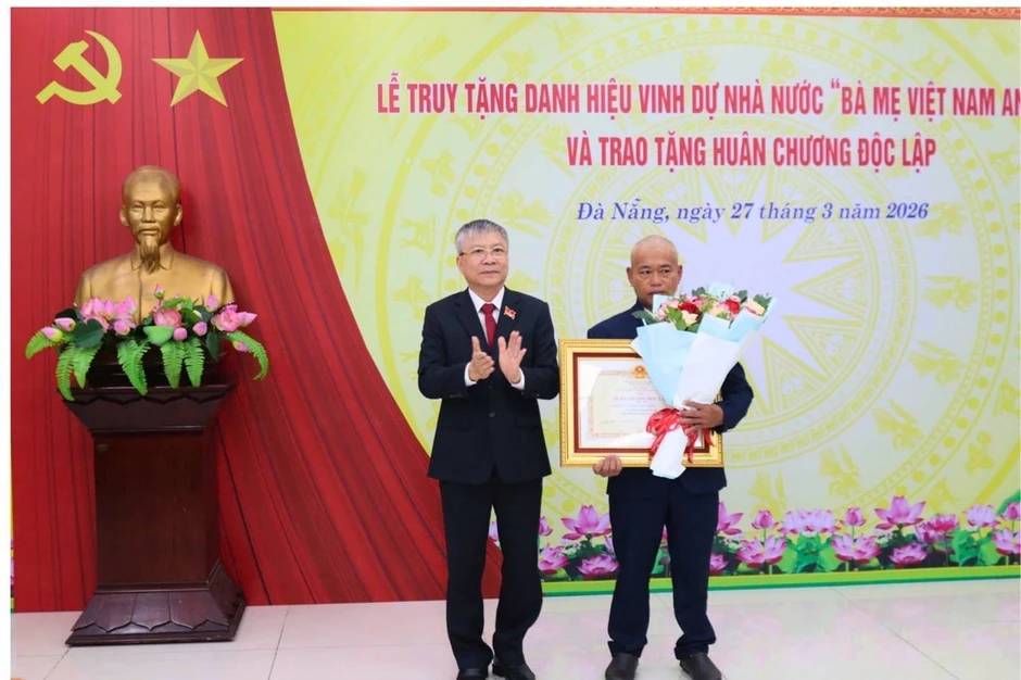 Truy tặng danh hiệu 'Bà mẹ Việt Nam Anh hùng' cho 12 mẹ liệt sĩ Truy tặng danh hiệu 'Bà mẹ Việt Nam Anh hùng' cho 12 mẹ liệt sĩ