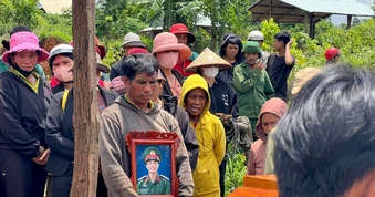 Truy thăng quân hàm vượt cấp cho chiến sĩ quên mình cứu hai người bị điện giật
