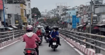 Truy tìm 2 học sinh chạy xe máy với "tư thế lạ" trên cầu vượt ngã sáu Gò Vấp