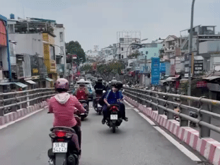 Truy tìm 2 học sinh chạy xe máy với "tư thế lạ" trên cầu vượt ngã sáu Gò Vấp Truy tìm 2 học sinh chạy xe máy với "tư thế lạ" trên cầu vượt ngã sáu Gò Vấp