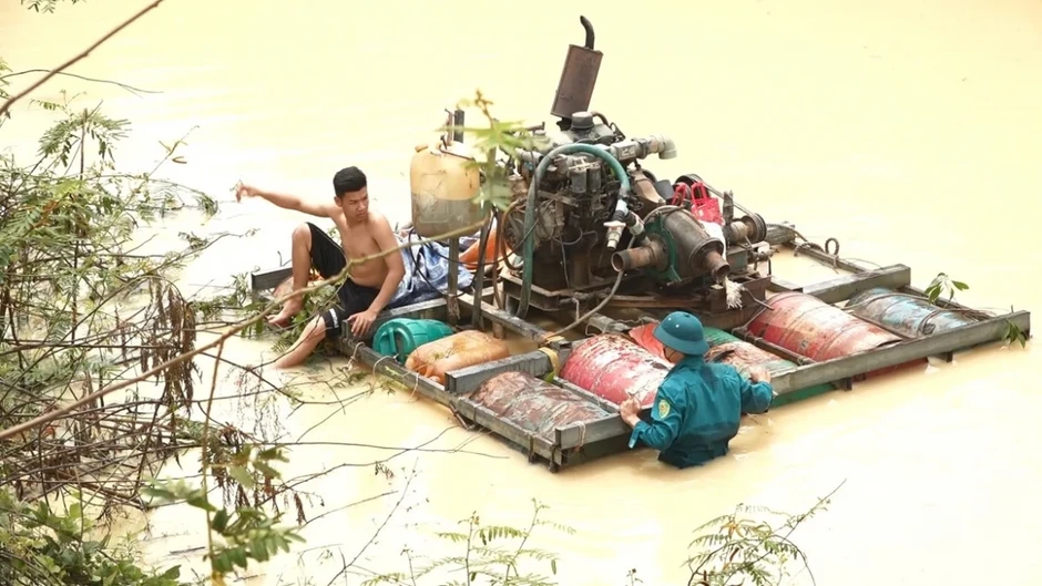 Truy tìm chủ sở hữu máy bơm dưới kênh để hút cát trái phép ở Lâm Đồng Truy tìm chủ sở hữu máy bơm dưới kênh để hút cát trái phép ở Lâm Đồng