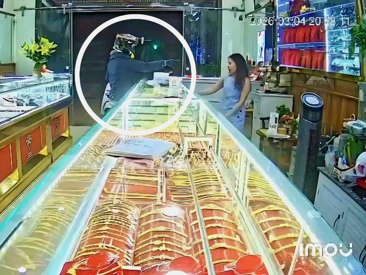Truy tìm người đàn ông vào tiệm vàng có biểu hiện bất thường