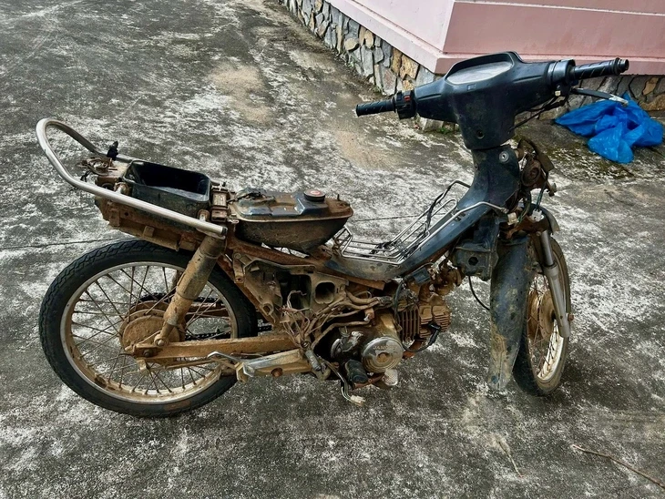 Truy tìm người đàn ông vào tiệm vàng có biểu hiện bất thường