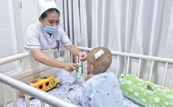 Truy tìm người thân của bé trai 2 tuổi bị bạo hành
