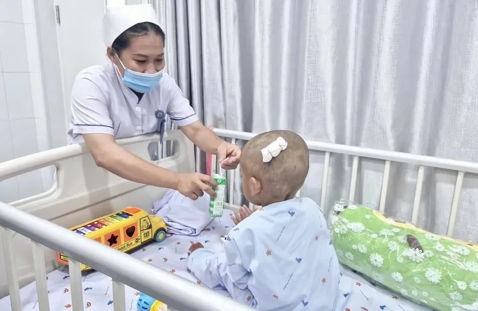 Truy tìm người thân của bé trai 2 tuổi bị bạo hành