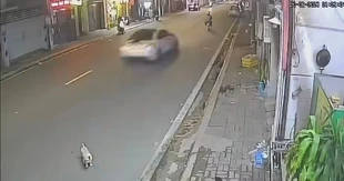 Truy tìm ô tô húc văng hai người đi xe máy ở TPHCM