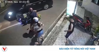 Truy tìm tài xế ô tô lấn làn tông xe máy chở 2 trẻ nhỏ rồi bỏ chạy