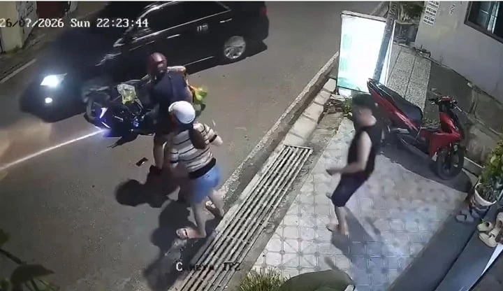 Truy tìm tài xế ô tô lấn làn tông xe máy chở 2 trẻ nhỏ rồi bỏ chạy