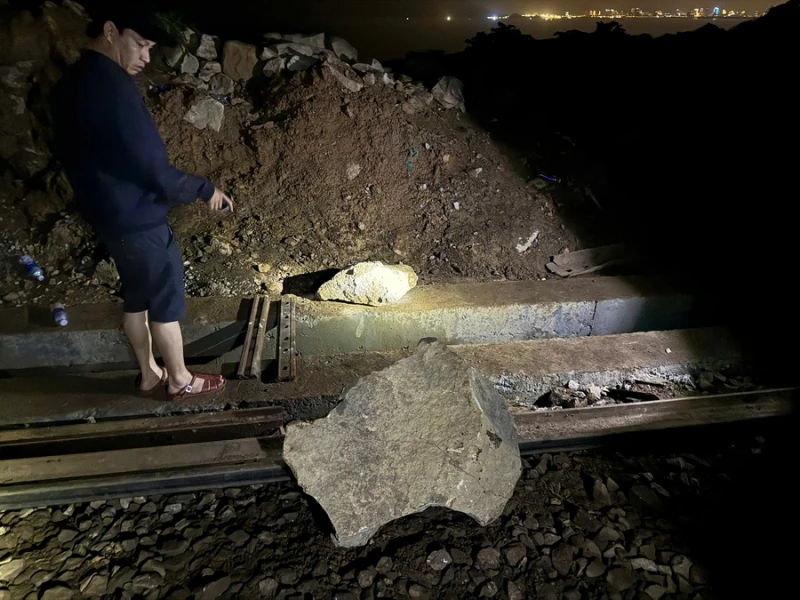 Từ 0h ngày 17/3: Tàu khách qua đèo Hải Vân hoạt động trở lại an toàn Từ 0h ngày 17/3: Tàu khách qua đèo Hải Vân hoạt động trở lại an toàn