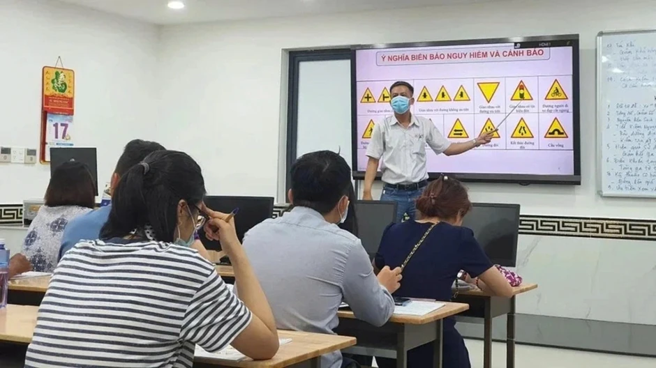 Từ 1/7, học viên có thể tự học lý thuyết lái xe một số hạng bằng Từ 1/7, học viên có thể tự học lý thuyết lái xe một số hạng bằng