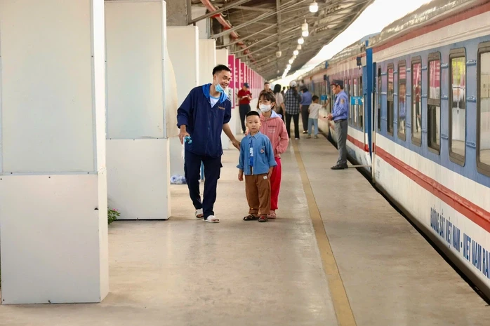 Từ 13-3, ngành đường sắt giảm giá vé hành khách và cước hàng hóa đồng loạt Từ 13-3, ngành đường sắt giảm giá vé hành khách và cước hàng hóa đồng loạt