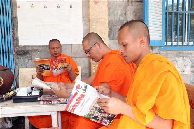 Từ chiếc điện thoại thông minh đến lá phiếu của cử tri xa quê