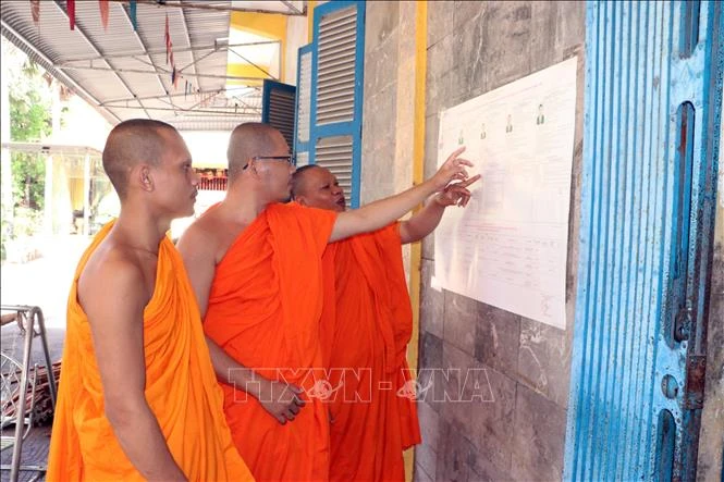Từ chiếc điện thoại thông minh đến lá phiếu của cử tri xa quê