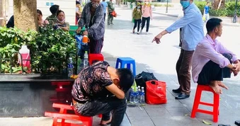 Từ chiếc ghế nhựa trong bệnh viện