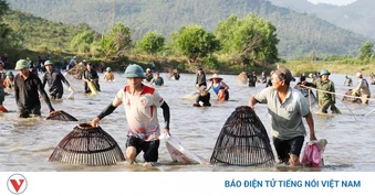 Từ cụ già đến em nhỏ vui hội đánh cá Vực Rào ở Hà Tĩnh