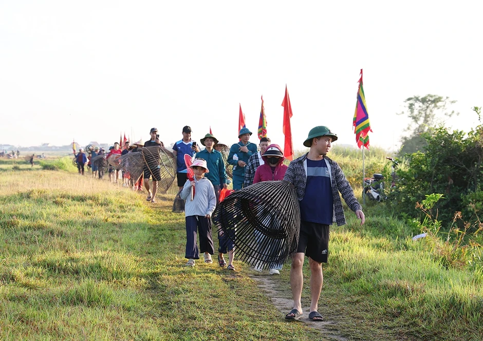 Từ cụ già đến em nhỏ vui hội đánh cá Vực Rào ở Hà Tĩnh Từ cụ già đến em nhỏ vui hội đánh cá Vực Rào ở Hà Tĩnh