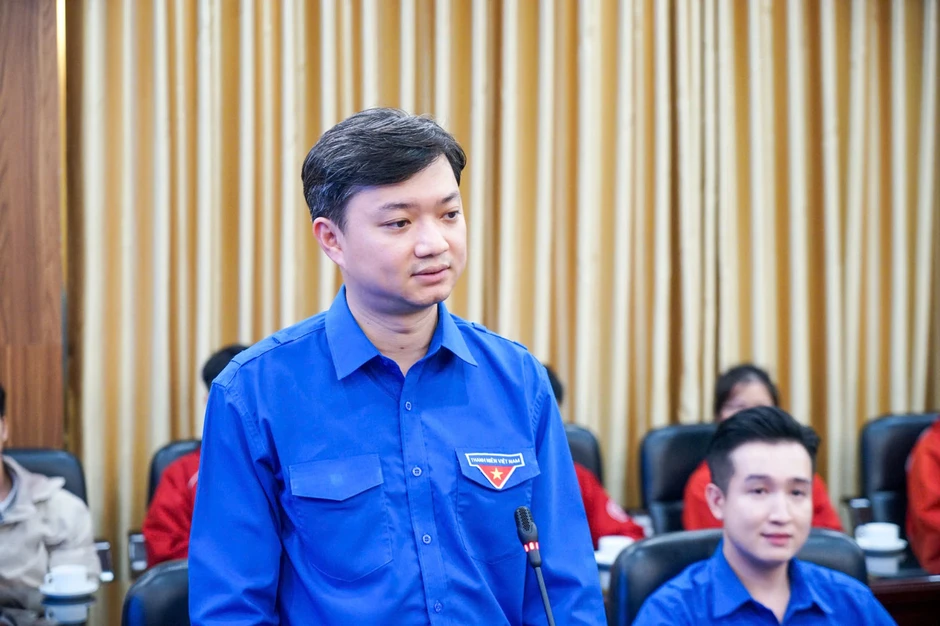 T.Ư Đoàn trao tặng Huy hiệu 'Tuổi trẻ dũng cảm' cho nam sinh Bách Khoa cứu người trong đám cháy ở Lĩnh Nam T.Ư Đoàn trao tặng Huy hiệu 'Tuổi trẻ dũng cảm' cho nam sinh Bách Khoa cứu người trong đám cháy ở Lĩnh Nam