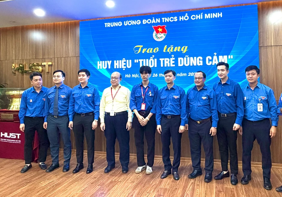 T.Ư Đoàn trao tặng Huy hiệu 'Tuổi trẻ dũng cảm' cho nam sinh Bách Khoa cứu người trong đám cháy ở Lĩnh Nam T.Ư Đoàn trao tặng Huy hiệu 'Tuổi trẻ dũng cảm' cho nam sinh Bách Khoa cứu người trong đám cháy ở Lĩnh Nam