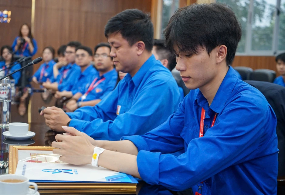 T.Ư Đoàn trao tặng Huy hiệu 'Tuổi trẻ dũng cảm' cho nam sinh Bách Khoa cứu người trong đám cháy ở Lĩnh Nam T.Ư Đoàn trao tặng Huy hiệu 'Tuổi trẻ dũng cảm' cho nam sinh Bách Khoa cứu người trong đám cháy ở Lĩnh Nam