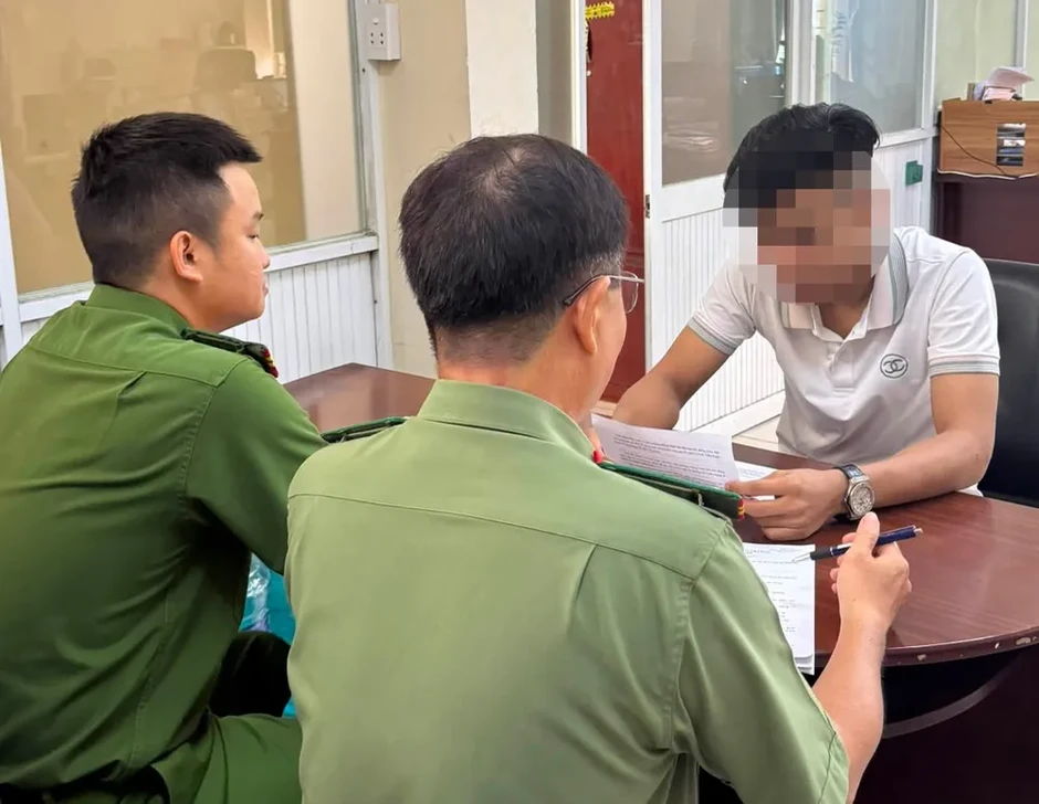Tự gây thương tích trên livestream để câu view, chủ tài khoản TikTok bị công an mời làm việc Tự gây thương tích trên livestream để câu view, chủ tài khoản TikTok bị công an mời làm việc