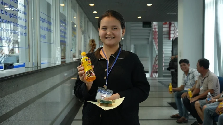 Từ lần trúng 50 triệu đồng của cô chủ quán nhỏ, cả xóm miền Tây hào hứng ‘xé nhãn nhập mã’ sau mỗi lần giải khát Từ lần trúng 50 triệu đồng của cô chủ quán nhỏ, cả xóm miền Tây hào hứng ‘xé nhãn nhập mã’ sau mỗi lần giải khát