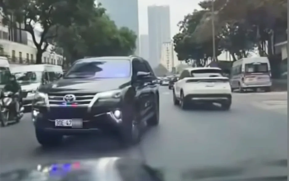 Tự lắp đèn ưu tiên, tài xế ở Hà Nội bị phạt, trừ điểm bằng lái Tự lắp đèn ưu tiên, tài xế ở Hà Nội bị phạt, trừ điểm bằng lái