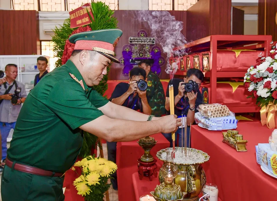 Tư lệnh Quân khu 7 động viên lực lượng tìm kiếm hài cốt liệt sĩ tại Công viên Lê Thị Riêng Tư lệnh Quân khu 7 động viên lực lượng tìm kiếm hài cốt liệt sĩ tại Công viên Lê Thị Riêng