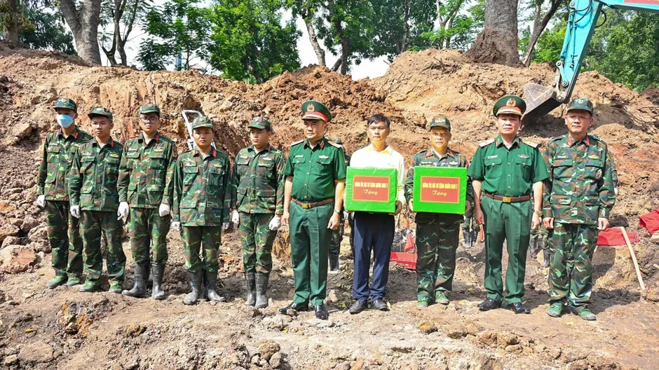 Tư lệnh Quân khu 7 động viên lực lượng tìm kiếm hài cốt liệt sĩ tại Công viên Lê Thị Riêng Tư lệnh Quân khu 7 động viên lực lượng tìm kiếm hài cốt liệt sĩ tại Công viên Lê Thị Riêng