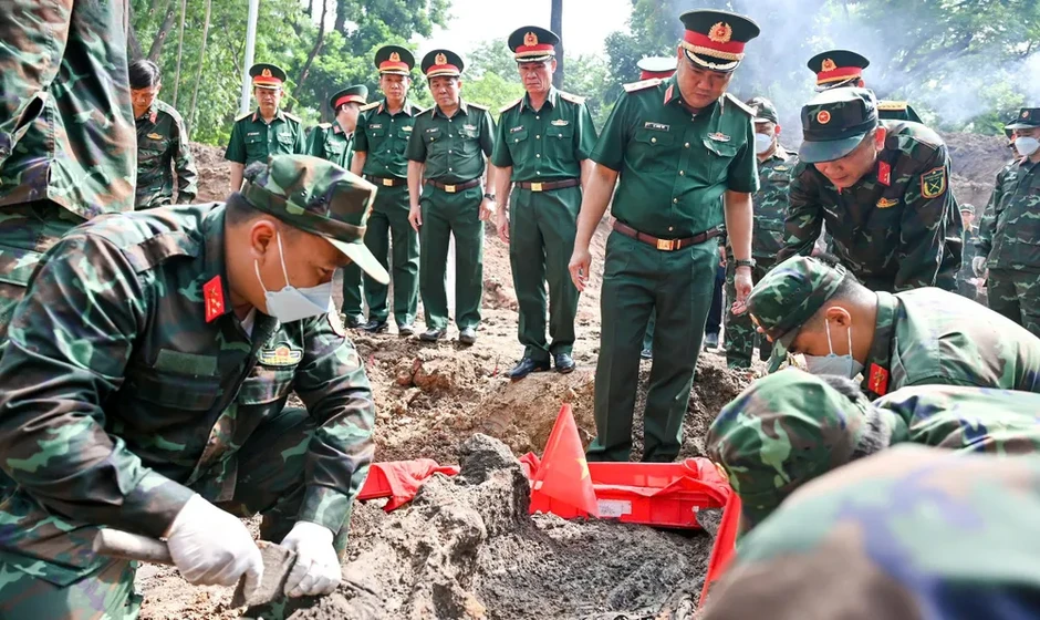 Tư lệnh Quân khu 7 động viên lực lượng tìm kiếm hài cốt liệt sĩ tại Công viên Lê Thị Riêng Tư lệnh Quân khu 7 động viên lực lượng tìm kiếm hài cốt liệt sĩ tại Công viên Lê Thị Riêng