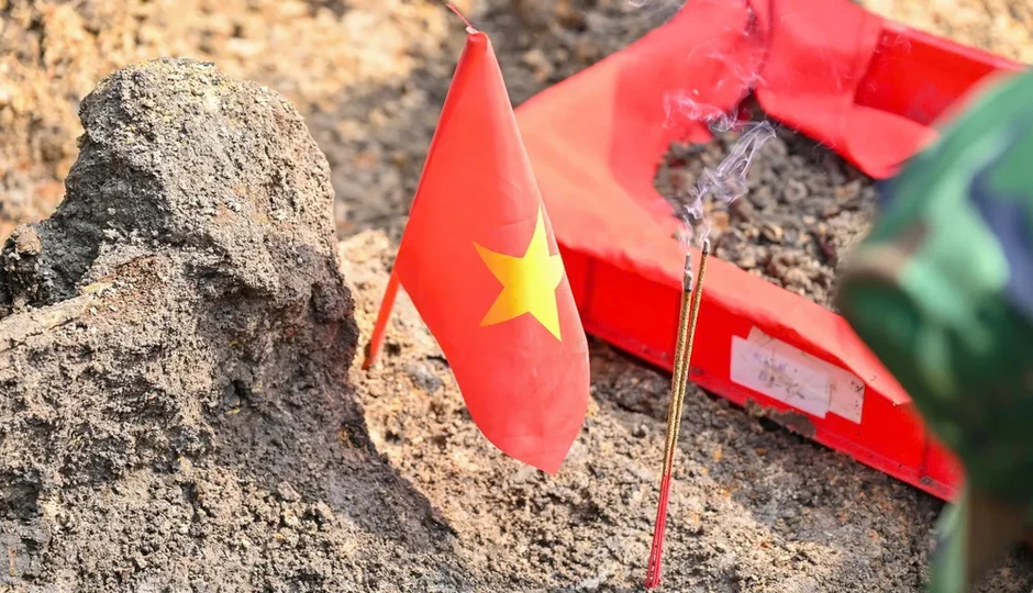 Tư lệnh Quân khu 7 động viên lực lượng tìm kiếm hài cốt liệt sĩ tại Công viên Lê Thị Riêng Tư lệnh Quân khu 7 động viên lực lượng tìm kiếm hài cốt liệt sĩ tại Công viên Lê Thị Riêng